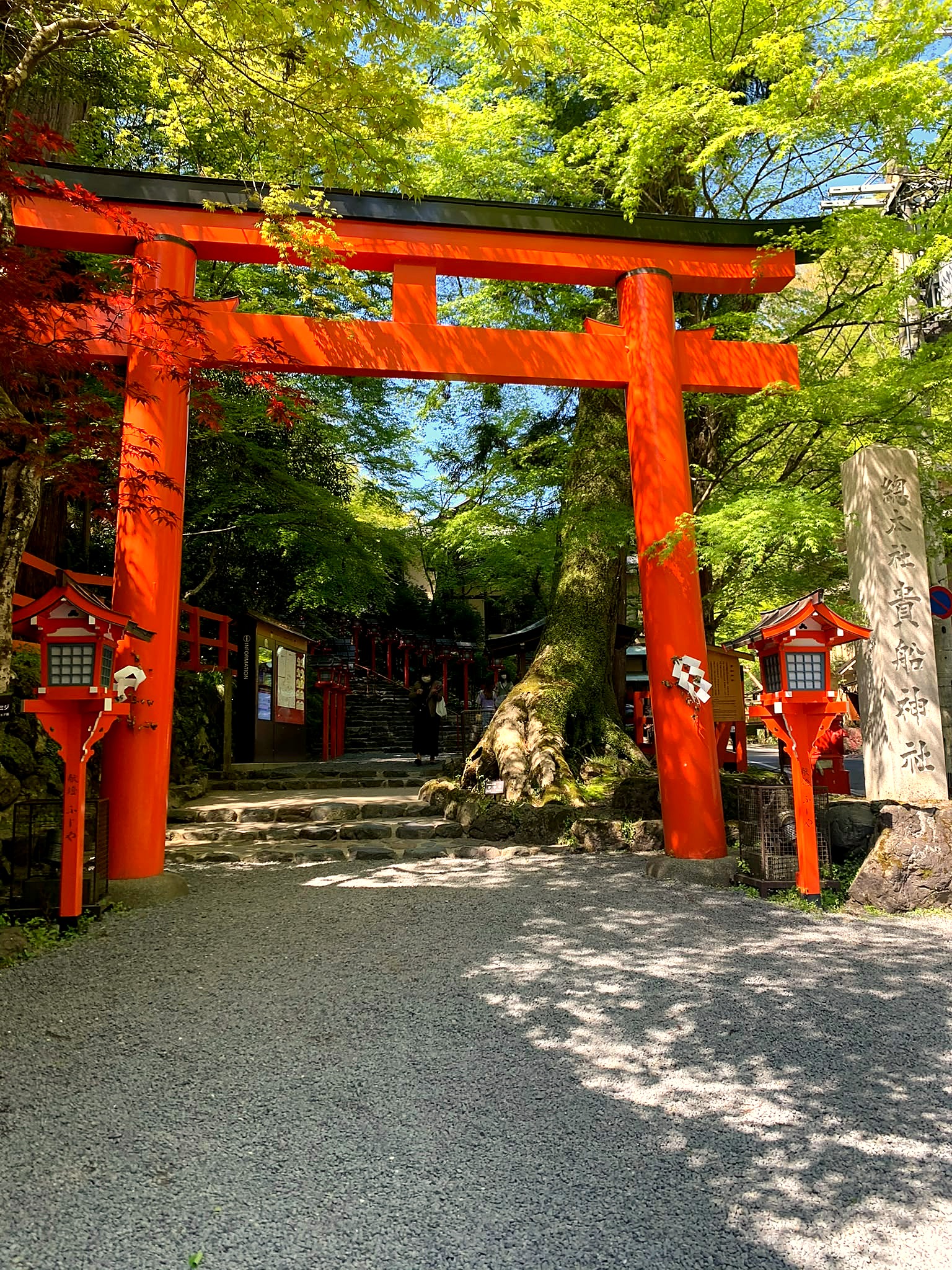 Torii vermelho na entrada do Santuário Kifune, em Kyoto