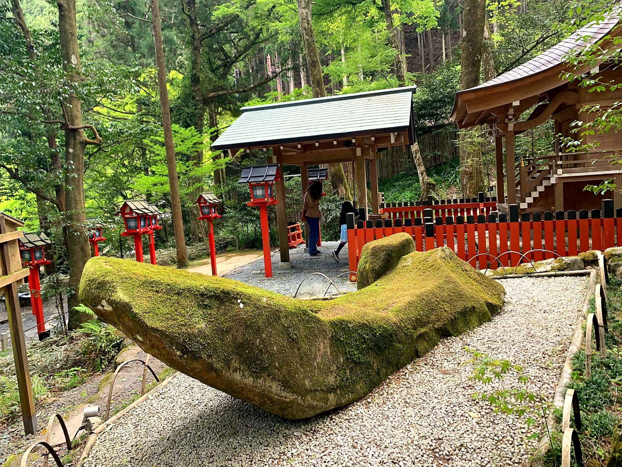 Pedra sagrada e lanternas vermelhas no Santuário Kifune, em Kyoto